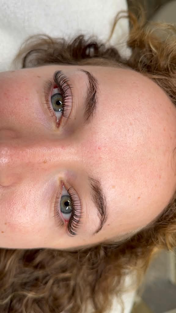 Natural Wet Set lash detail representing the Natural Set